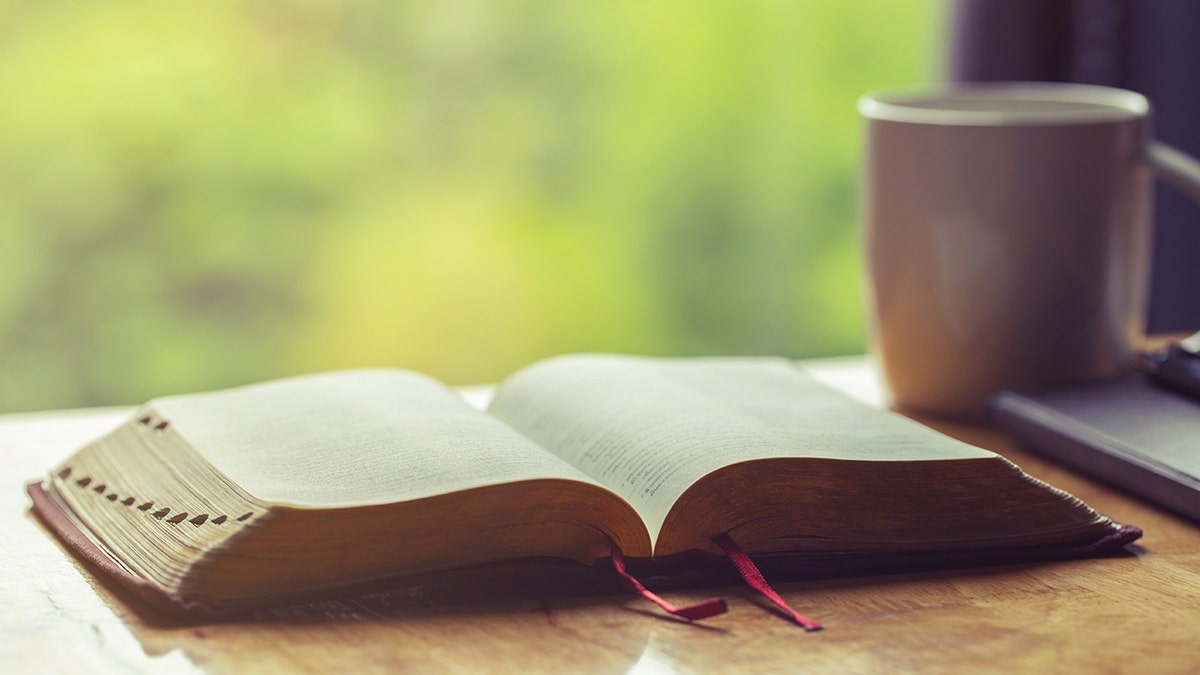 biblia de fe y oración abierta